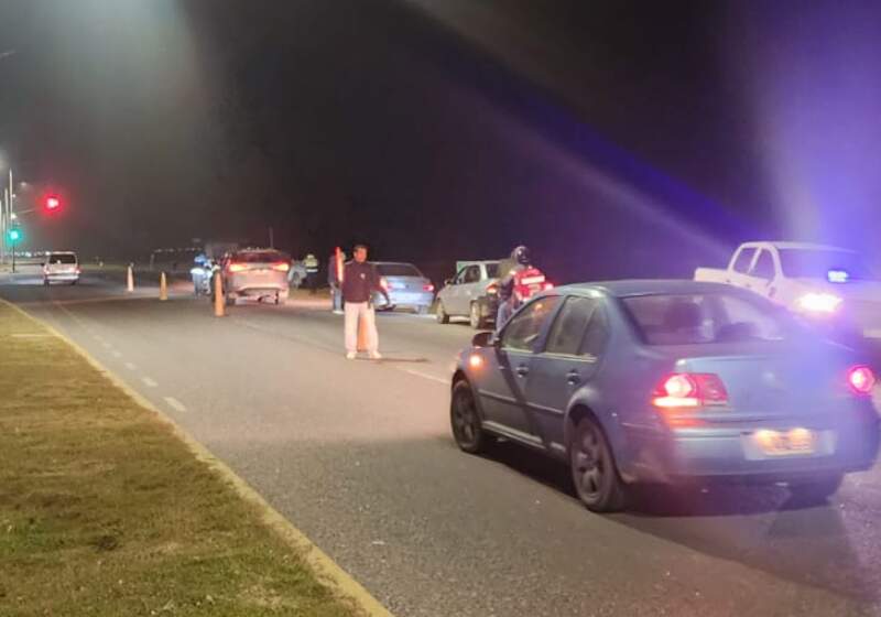 Los procedimientos en Ruta 11 y el Camino Vecinal arrojaron 75 identificados, 56 autos verificados, 11 motos controladas, dos secuestros y una aprehensión.