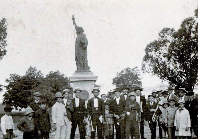 La Delegación destacó el valor histórico del monumento inaugurado en 1910 y actualmente en proceso de restauración para recuperar su esplendor original.