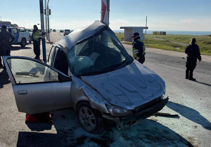 El conductor fue rescatado y trasladado al HIGA tras el impacto ocurrido a la altura de Santa Elena, donde trabajaron Bomberos y Defensa Civil.