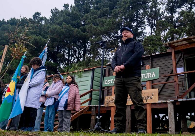 El intendente Wischnivetzky encabezó la apertura del nuevo espacio junto a instituciones locales.