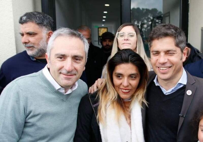 El ministro de Desarrollo de la Comunidad bonaerense dejó este viernes mensajes directos al senador durante actividades oficiales en Coronel Vidal y La Caleta.