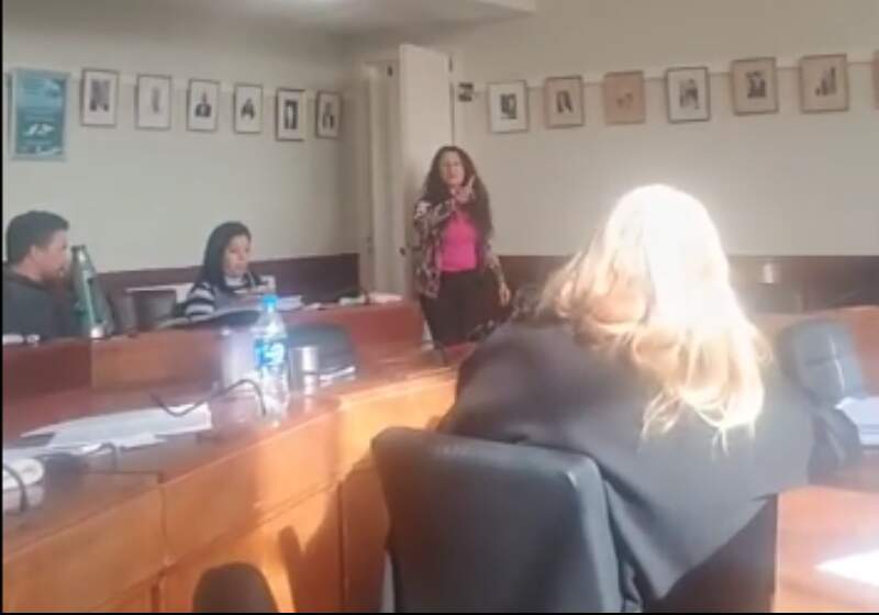 El encuentro se cerró sin definiciones tras un reclamo por una transmisión en vivo realizada por Patricia Heltner, lo que impidió resolver la mayoría de los expedientes.
