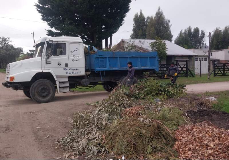 Se llevan adelante trabajos de limpieza, corte de pasto y recolección de ramas realizados por la cuadrilla municipal en distintos sectores.