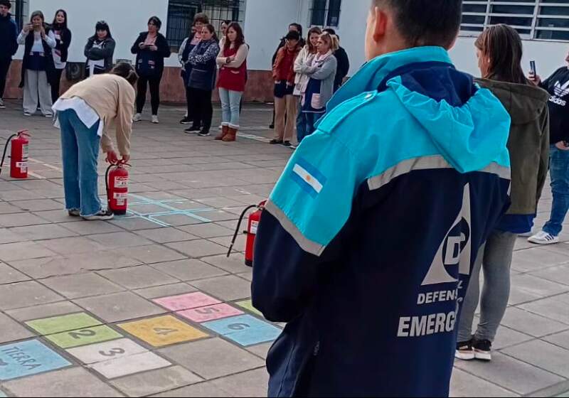 Defensa Civil desarrolló una jornada teórica y práctica destinada a directivos, docentes y auxiliares de la institución de Santa Clara.