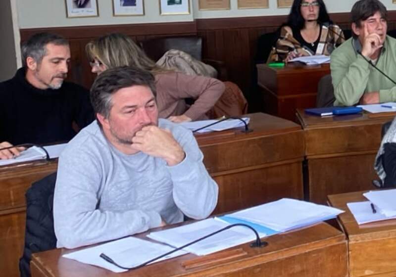 Martín Bautista criticó la gestión local y pidió centrar la discusión en la falta de acceso al gas natural en el distrito.
