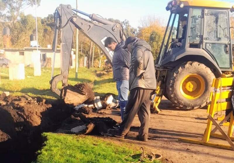 Las cuadrillas trabajaron por etapas en distintos barrios con zanjeo, reparación y renovación del alumbrado público. 