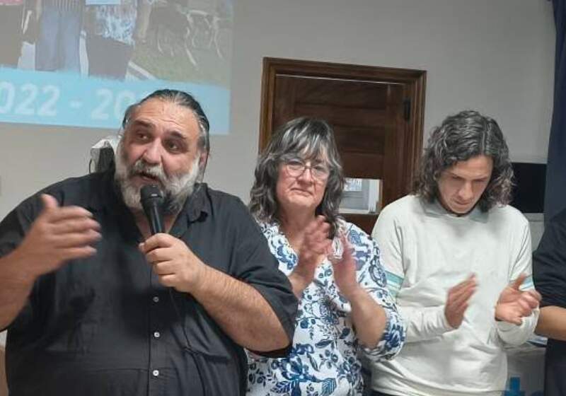 El dirigente acompañó el recambio sindical en Santa Clara y envió un mensaje público de apoyo al consejero escolar.
