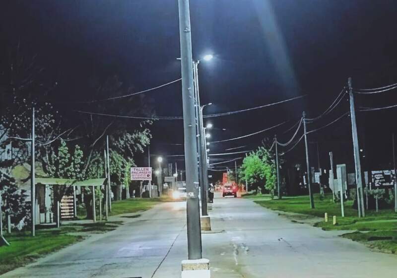 La Delegación Costa Sur colocó 28 equipos LED de 200 watts sobre la avenida De los Navegantes.