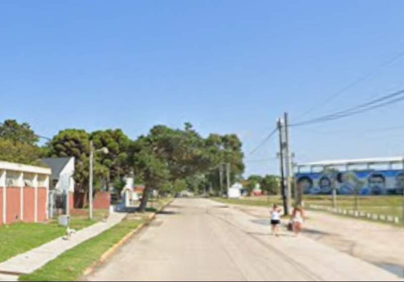 Sobre las calles Punta Lara, entre Pinamar y Monte Hermoso.