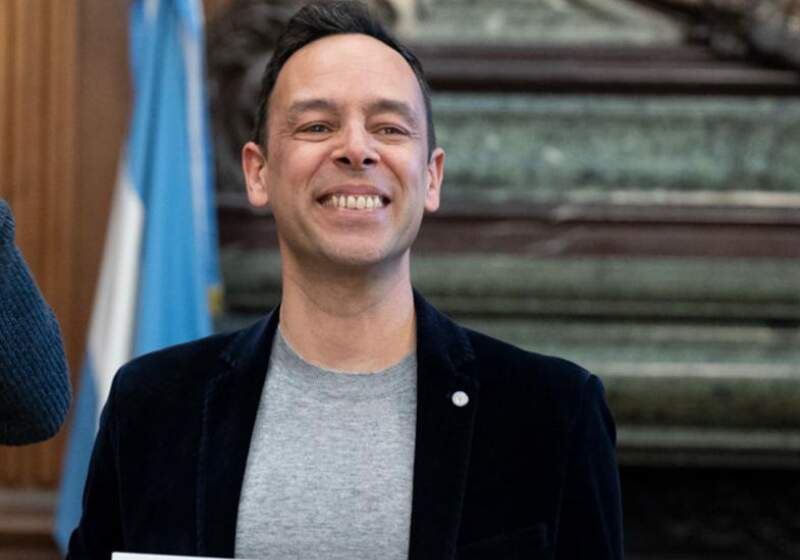 La iniciativa de la concejal Vanina Calvo destacó el aporte del santaclarense a la radiodifusión y su trayectoria profesional.