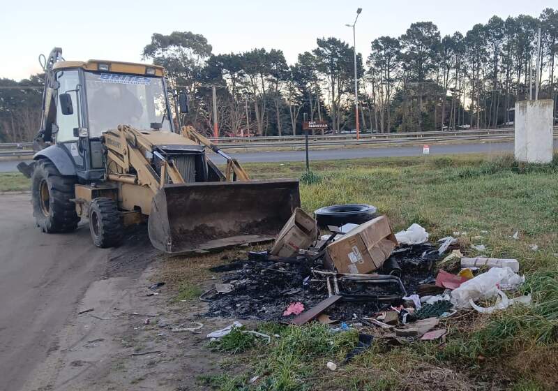 Las cuadrillas municipales realizaron recolección de residuos y podas en distintos barrios de la ciudad.