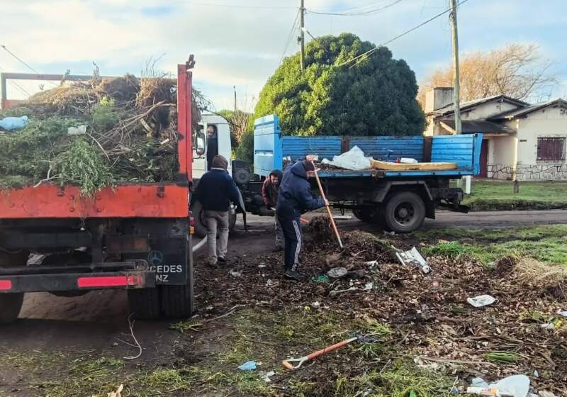 Las cuadrillas realizaron recolección de residuos y acondicionamiento de espacios en distintos barrios de la zona.