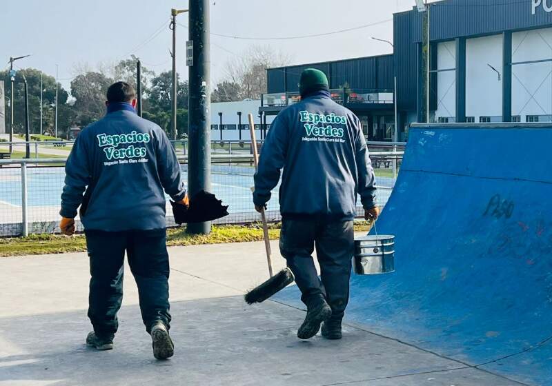 Trabajadores de la Delegación Santa Clara ejecutaron intervenciones en juegos, pista de skate, césped e iluminación del predio.