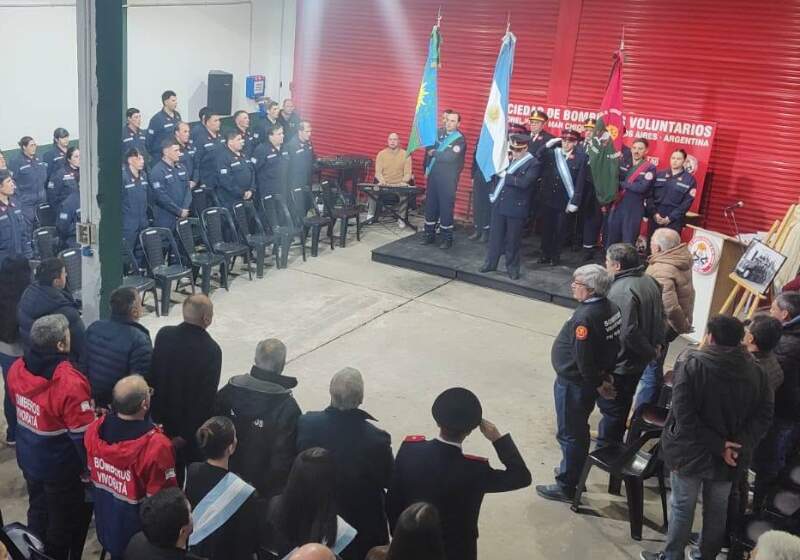 La institución destacó la entrega de diplomas, nuevas jerarquías y el compromiso asumido por los bomberos que realizaron la jura.