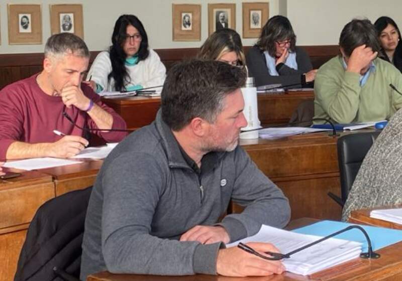 El oficialismo avaló las solicitudes con voto doble del presidente; Juntos pidió denegar por razones de seguridad vial.