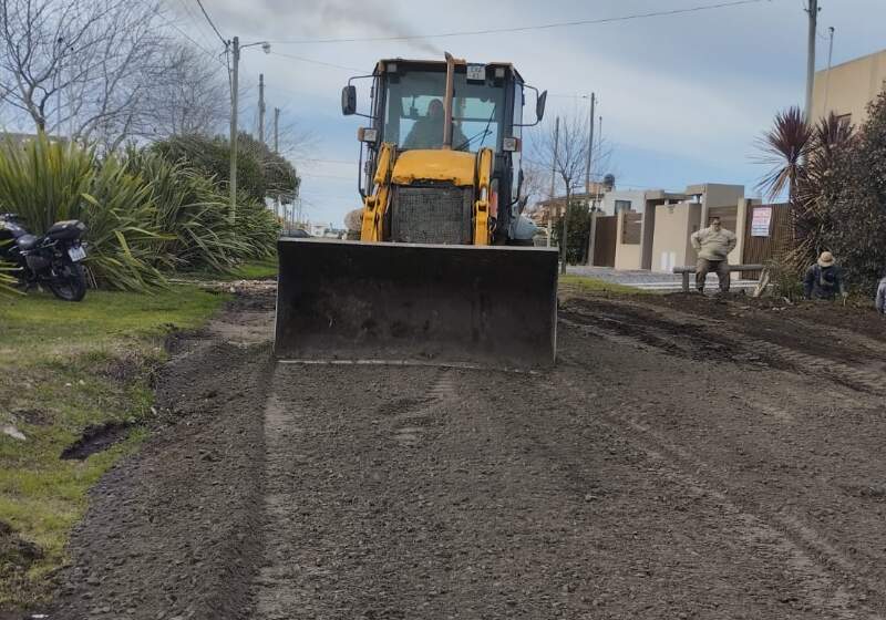 Las intervenciones se realizaron en Cámpora y Manuel Quintana con maquinaria pesada para optimizar desagües pluviales.