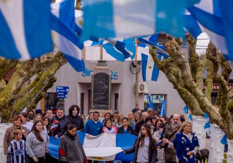 El intendente encabezó el acto, que tuvo desfile institucional y la presentación de la restauración de la Estatua de la Libertad.