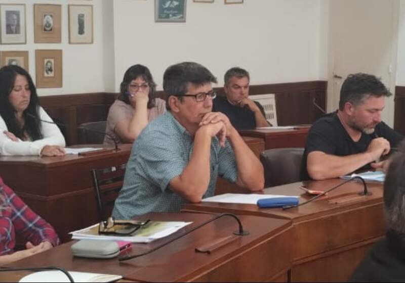 El edil explicó que la iniciativa busca dar marco legal a una actividad que hoy funciona de manera clandestina.