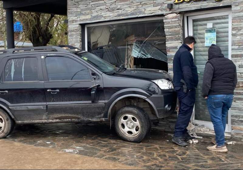 El conductor sufrió una descompensación y fue trasladado al Hospital Interzonal; la víctima tuvo heridas leves.