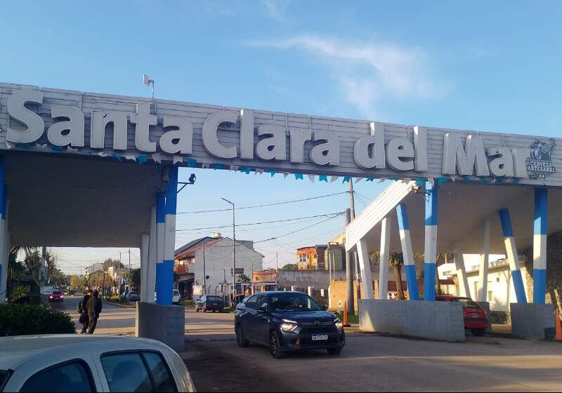 Personal de la delegación realizó trabajos de pintura y colocación de banderas en la ciudad.