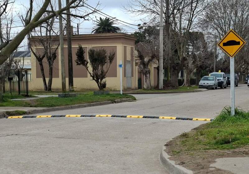 La Municipalidad informó la colocación de dispositivos en puntos estratégicos para reforzar la seguridad vial.
