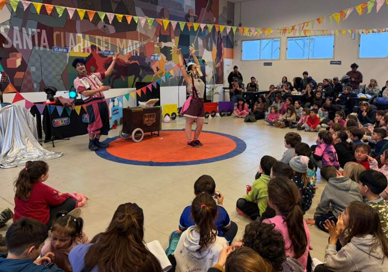 La propuesta de la Secretaría de Cultura convocó a cientos de niños y familias y seguirá su itinerario durante el receso invernal.