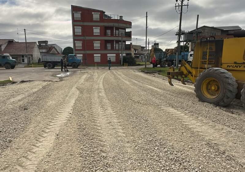 Las cuadrillas de la Delegación realizaron tareas de nivelación y aporte de materiales en el playón de ingreso.