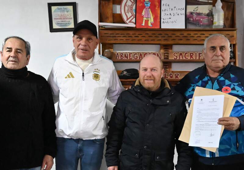 El intendente Walter Wischnivetzky encabezó la visita oficial y formalizó el inicio del proceso legal de regularización dominial.