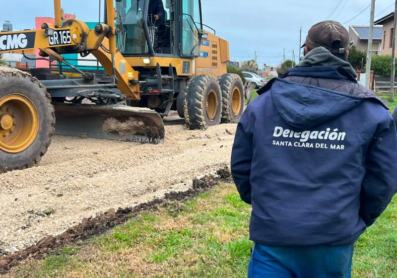 Las cuadrillas trabajaron sobre Roque Sáenz Peña con emparejado, tosca, granza y zanjeo para optimizar la circulación y el escurrimiento del agua.