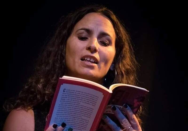 La autora llegará a Mar Chiquita con dos actividades tras su paso por la Feria del Libro en La Rural, acompañada por una propuesta artística.