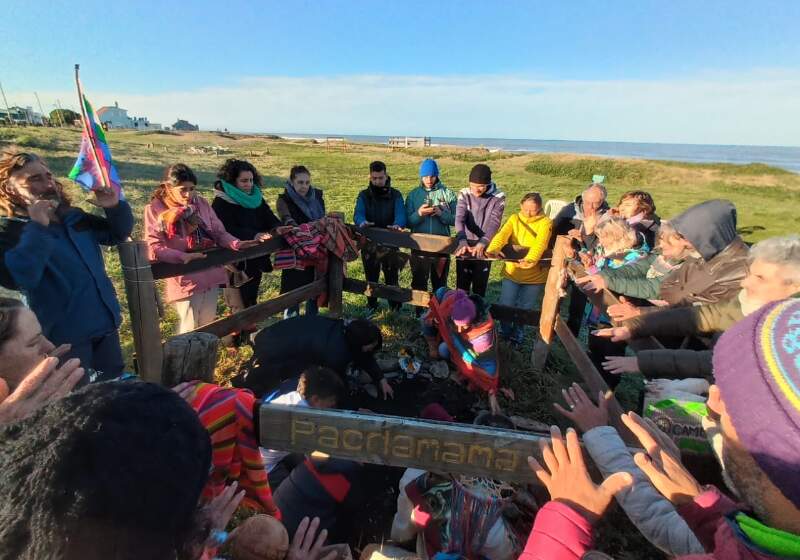 La comunidad participó de una ceremonia en la zona costera para expresar gratitud a la tierra y compartir una instancia de encuentro cultural.