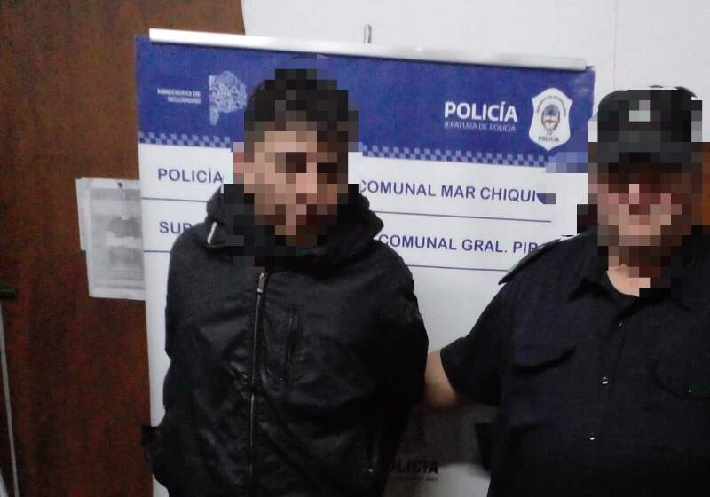 El imputado quedó detenido tras presentarse en la vivienda de su madre, donde golpeaba puertas y ventanas con intenciones de ingresar.