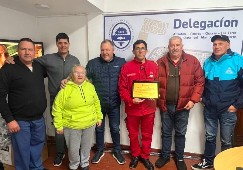 Los Delegados de Santa Clara y Costa Sur, Fabián Jacquet y Matías Jara entregaron el reconocimiento por su participación en tareas de búsqueda y rescate.