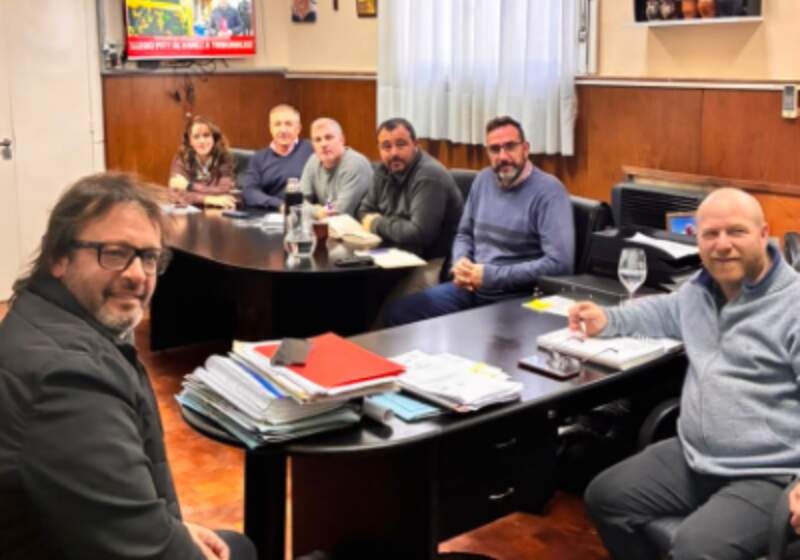 El director provincial de Educación Física, Leonardo Troncoso, mantuvo una reunión de trabajo con el intendente Wischnivetzky en Coronel Vidal.