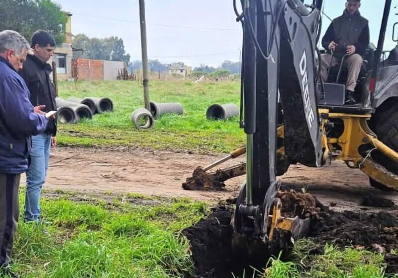 Los trabajos comprenden 2.500 metros de zanjeo, siete cruces de calles con colocación de tubos y la conexión del sistema hacia la salida al mar.