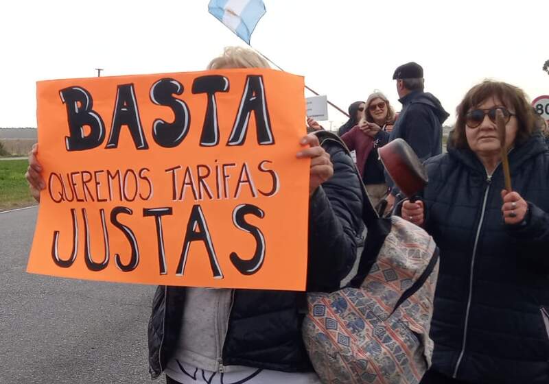 La protesta se realizó este sábado al mediodía en el acceso a La Caleta, en un contexto de temperaturas invernales de un dígito y ausencia de red de gas natural.