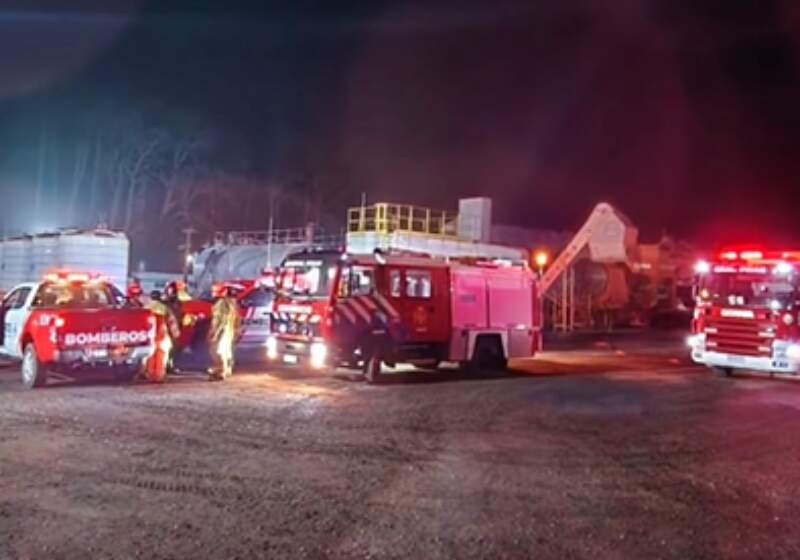 Bomberos intervinieron en el km 315 de la ruta 2 y trabajaron hasta lograr el descenso de temperatura en el contenedor de la caldera.
