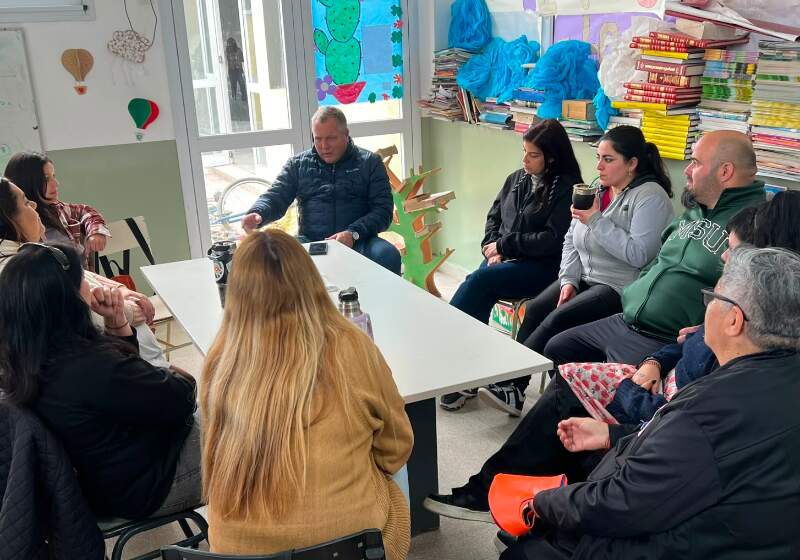 El delegado mantuvo una reunión para abordar proyectos, trabajos y necesidades de la comunidad educativa.