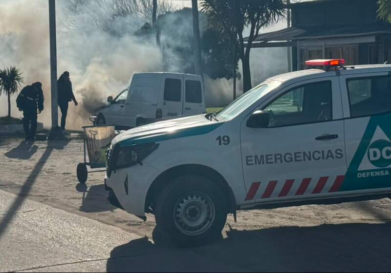 Intervino Defensa Civil y Bomberos de Santa Clara tras un llamado que alertó sobre el fuego en una Fiat Fiorino. El conductor salió ileso.