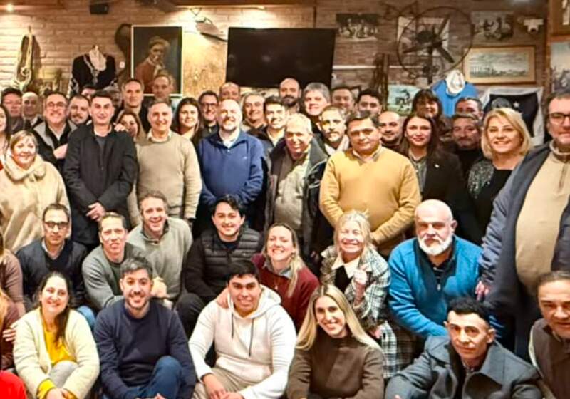 Estuvo acompañado de concejales libertarios y el Coordinador de Mar Chiquita, Jorge Robbieno. Se analizó la estrategia territorial y los desafíos políticos del espacio.