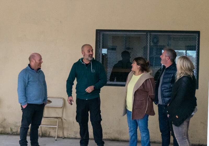 El intendente recorrió el aula nueva, la galería y trabajos en el patio junto a autoridades educativas y municipales.