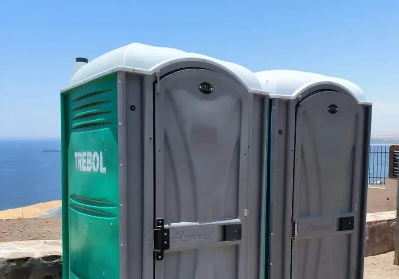 La iniciativa fija criterios de instalación, accesibilidad, control ambiental, fiscalización y transparencia para los módulos sanitarios públicos en el frente costero del distrito.