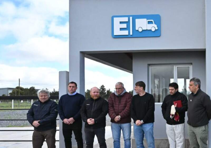 El intendente de Mar Chiquita, Walter Wischnivetzky, presentó el nuevo predio y anunció servicios proyectados para el sector.