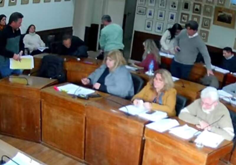 Tras tensos debates por la Cooperativa Arbolito, el transporte y lotes de Mar de Cobo, Consolidación Argentina, La Libertad Avanza, UAM y la UCR se retiró de la Sesión.