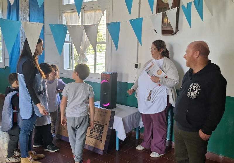 La directora de la Escuela Primaria N.º 9 de Nahuel Ruca recibió un saludo institucional por su trayectoria y compromiso educativo.