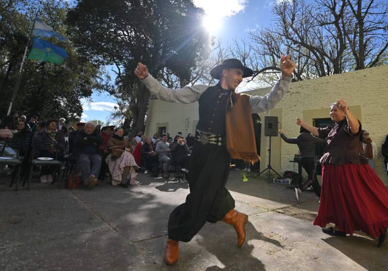 La Secretaría de Cultura desarrolló una jornada con inauguración de sala gauchesca, presentaciones artísticas y danzas en el museo.