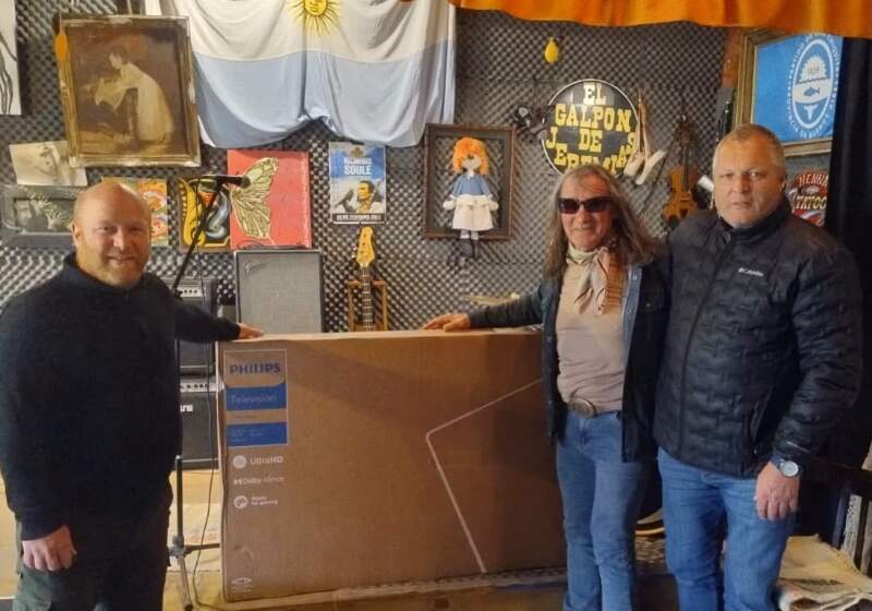 El Intendente junto al delegado de Santa Clara entregó materiales para el espacio cultural.