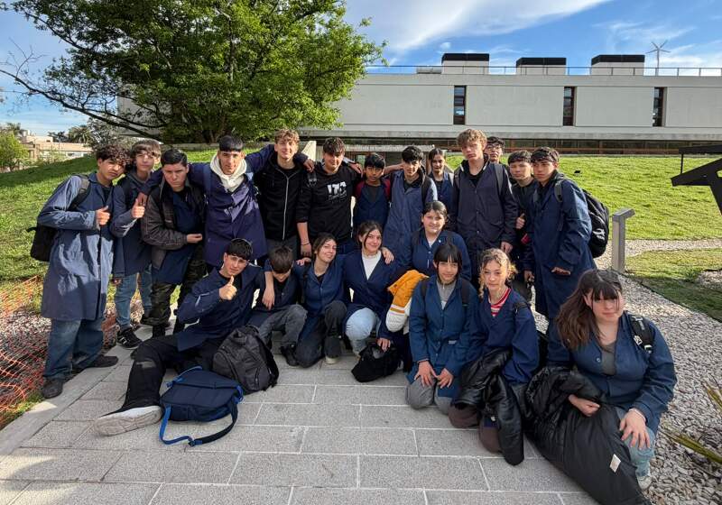 Alumnos de la Técnica N° 2 visitaron el espacio ubicado en Gonnet, donde se exhiben sistemas y materiales aplicados a la eficiencia energética.