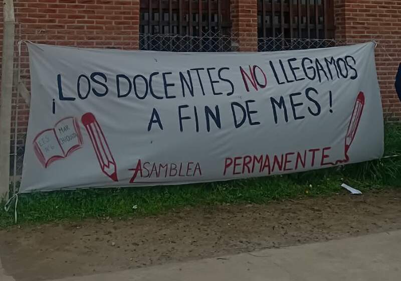 Desde agosto, la comunidad docente del establecimiento instaló una bandera frente a la escuela con la consigna “Los docentes no llegamos a fin de mes”.