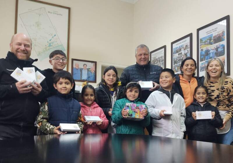 El intendente de Mar Chiquita, Walter Wischnivetzky, y el delegado de Santa Clara, Fabián Jacquet, recibieron a los alumnos en Coronel Vidal.